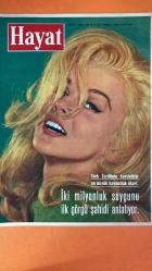 HAYAT DERGİSİ - 16 EYLÜL 1965 KAPAK: NORMA FOSTER PORTRE: CEMAL MADANOĞLU – BAĞIMSIZ ADAYLIK GEREKÇESİ, MECLİS VİZYONU VE SİYASİ DÜZEN ELEŞTİRİSİ DOSYA: TÜRK TARİHİNİN EN BÜYÜK HAYDUTLUK OLAYI – İKİ MİLYONLUK SOYGUNUN İLK GÖRGÜ TANIKLIĞI MAKALE: ŞEVKET RADO’DAN “BABA VE DİKTATÖR” ÜZERİNE TOPLUMSAL SOHBET YAZISI GÜNDEM: DAG HAMMARSKJÖLD’ÜN KONGO KRİZİ SIRASINDAKİ UÇAK KAZASI – İNTİHAR MI, SABOTAJ MI? KİŞİLER: NORMA FOSTER - CEMAL MADANOĞLU - DAG HAMMARSKJÖLD - HAROLD M. JULIEN - ALFRED V. ALLEN - JOHN LINDBERG - ARTHUR GAVSHON - ŞEVKET RADO TEMALAR: BAĞIMSIZ SİYASET VE MECLİS ROLLERİ - TÜRKİYE’DE SİYASİ DÜZENSİZLİK ELEŞTİRİSİ - AİLE İÇİ İLETİŞİM VE KUŞAK ÇATIŞMASI - BABA OTORİTESİ VE DİKTATÖRLÜK AYRIMI - ULUSLARARASI KRİZLER VE BM GENEL SEKRETERİ’NİN ROLÜ - KONGO KRİZİ VE UÇAK KAZASI TARTIŞMALARI - İNTİHAR İDDİALARI VE ULUSLARARASI TAHKİKATLAR - GÖRGÜ TANIKLIĞI VE KAZA DETAYLARI - HAYAT MECMUASI YAYIN KADROSU VE ABONE BİLGİLERİ - 1965 SONBAHAR SAYILARI - TİFDRUK BASKI TEKNİĞİ - 28 SAYFA