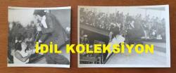 BEYAZ PERDENİN PRENSİ, YEŞİLÇAM'IN YILDIZ OYUNCUSU SALİH GÜNEY'İN ORİJİNAL 2'Lİ FOTOĞRAF SETİ - 18 x 12 cm ve 13 x 12 cm EBADINDA - SALİH GÜNEY SAHNEDE ŞARKI SÖYLERKEN ÇEKİLMİŞ 2 FARKLI KARE