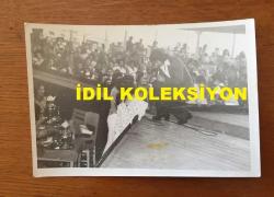 BEYAZ PERDENİN PRENSİ, YEŞİLÇAM'IN YILDIZ OYUNCUSU SALİH GÜNEY'İN ORİJİNAL 2'Lİ FOTOĞRAF SETİ - 18 x 12 cm ve 13 x 12 cm EBADINDA - SALİH GÜNEY SAHNEDE ŞARKI SÖYLERKEN ÇEKİLMİŞ 2 FARKLI KARE