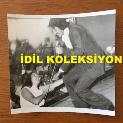 BEYAZ PERDENİN PRENSİ, YEŞİLÇAM'IN YILDIZ OYUNCUSU SALİH GÜNEY'İN ORİJİNAL 2'Lİ FOTOĞRAF SETİ - 18 x 12 cm ve 13 x 12 cm EBADINDA - SALİH GÜNEY SAHNEDE ŞARKI SÖYLERKEN ÇEKİLMİŞ 2 FARKLI KARE