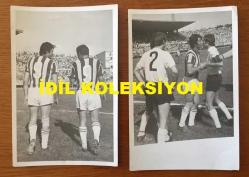 BEYAZ PERDENİN PRENSİ, YEŞİLÇAM'IN YILDIZ OYUNCUSU SALİH GÜNEY'İN ORİJİNAL 2'Lİ FOTOĞRAF SETİ - 18 x 12 cm EBADINDA - SALİH GÜNEY FUTBOL SAHASINA MAÇ OYNAMAK İÇİN ÇIKARKEN ÇEKİLMİŞ 2 FARKLI KARE, 9 NUMARALI FORMASIYLA FUTBOLCU SALİH GÜNEY