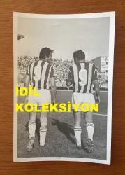 BEYAZ PERDENİN PRENSİ, YEŞİLÇAM'IN YILDIZ OYUNCUSU SALİH GÜNEY'İN ORİJİNAL 2'Lİ FOTOĞRAF SETİ - 18 x 12 cm EBADINDA - SALİH GÜNEY FUTBOL SAHASINA MAÇ OYNAMAK İÇİN ÇIKARKEN ÇEKİLMİŞ 2 FARKLI KARE, 9 NUMARALI FORMASIYLA FUTBOLCU SALİH GÜNEY