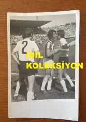 BEYAZ PERDENİN PRENSİ, YEŞİLÇAM'IN YILDIZ OYUNCUSU SALİH GÜNEY'İN ORİJİNAL 2'Lİ FOTOĞRAF SETİ - 18 x 12 cm EBADINDA - SALİH GÜNEY FUTBOL SAHASINA MAÇ OYNAMAK İÇİN ÇIKARKEN ÇEKİLMİŞ 2 FARKLI KARE, 9 NUMARALI FORMASIYLA FUTBOLCU SALİH GÜNEY