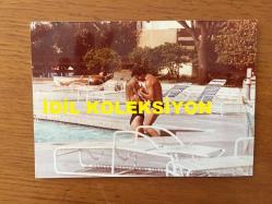 BEYAZ PERDENİN PRENSİ, YEŞİLÇAM'IN YILDIZ OYUNCUSU SALİH GÜNEY'İN ORİJİNAL 7'Lİ FOTOĞRAF SETİ - 12,5 x 9 cm EBADINDA - SALİH GÜNEY'İN AMERİKALI SEVGİLİSİYLE BİRLİKTE ZAMAN GEÇİRİRKEN ÇEKİLMİŞ ÇOK ÖZEL 7 FARKLI FOTOĞRAFI, 3 AĞUSTOS 1982, ÖZEL ARŞİV