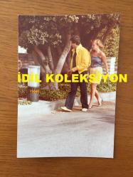BEYAZ PERDENİN PRENSİ, YEŞİLÇAM'IN YILDIZ OYUNCUSU SALİH GÜNEY'İN ORİJİNAL 7'Lİ FOTOĞRAF SETİ - 12,5 x 9 cm EBADINDA - SALİH GÜNEY'İN AMERİKALI SEVGİLİSİYLE BİRLİKTE ZAMAN GEÇİRİRKEN ÇEKİLMİŞ ÇOK ÖZEL 7 FARKLI FOTOĞRAFI, 3 AĞUSTOS 1982, ÖZEL ARŞİV