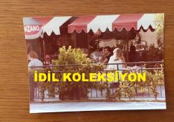 BEYAZ PERDENİN PRENSİ, YEŞİLÇAM'IN YILDIZ OYUNCUSU SALİH GÜNEY'İN ORİJİNAL 7'Lİ FOTOĞRAF SETİ - 12,5 x 9 cm EBADINDA - SALİH GÜNEY'İN AMERİKALI SEVGİLİSİYLE BİRLİKTE ZAMAN GEÇİRİRKEN ÇEKİLMİŞ ÇOK ÖZEL 7 FARKLI FOTOĞRAFI, 3 AĞUSTOS 1982, ÖZEL ARŞİV