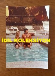 BEYAZ PERDENİN PRENSİ, YEŞİLÇAM'IN YILDIZ OYUNCUSU SALİH GÜNEY'İN ORİJİNAL 7'Lİ FOTOĞRAF SETİ - 12,5 x 9 cm EBADINDA - SALİH GÜNEY'İN AMERİKALI SEVGİLİSİYLE BİRLİKTE ZAMAN GEÇİRİRKEN ÇEKİLMİŞ ÇOK ÖZEL 7 FARKLI FOTOĞRAFI, 3 AĞUSTOS 1982, ÖZEL ARŞİV