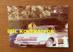 BEYAZ PERDENİN PRENSİ, YEŞİLÇAM'IN YILDIZ OYUNCUSU SALİH GÜNEY'İN ORİJİNAL 7'Lİ FOTOĞRAF SETİ - 12,5 x 9 cm EBADINDA - SALİH GÜNEY'İN AMERİKALI SEVGİLİSİYLE BİRLİKTE ZAMAN GEÇİRİRKEN ÇEKİLMİŞ ÇOK ÖZEL 7 FARKLI FOTOĞRAFI, 3 AĞUSTOS 1982, ÖZEL ARŞİV