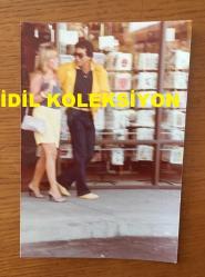 BEYAZ PERDENİN PRENSİ, YEŞİLÇAM'IN YILDIZ OYUNCUSU SALİH GÜNEY'İN ORİJİNAL 7'Lİ FOTOĞRAF SETİ - 12,5 x 9 cm EBADINDA - SALİH GÜNEY'İN AMERİKALI SEVGİLİSİYLE BİRLİKTE ZAMAN GEÇİRİRKEN ÇEKİLMİŞ ÇOK ÖZEL 7 FARKLI FOTOĞRAFI, 3 AĞUSTOS 1982, ÖZEL ARŞİV
