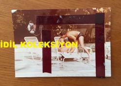 BEYAZ PERDENİN PRENSİ, YEŞİLÇAM'IN YILDIZ OYUNCUSU SALİH GÜNEY'İN ORİJİNAL 7'Lİ FOTOĞRAF SETİ - 12,5 x 9 cm EBADINDA - SALİH GÜNEY'İN AMERİKALI SEVGİLİSİYLE BİRLİKTE ZAMAN GEÇİRİRKEN ÇEKİLMİŞ ÇOK ÖZEL 7 FARKLI FOTOĞRAFI, 3 AĞUSTOS 1982, ÖZEL ARŞİV