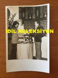 BEYAZ PERDENİN PRENSİ, YEŞİLÇAM'IN YILDIZ OYUNCUSU SALİH GÜNEY'İN ORİJİNAL 3'LÜ FOTOĞRAF SETİ - 18 x 12 cm ve 12 x 10 cm EBADINDA - BIÇAKLANMA OLAYININ 1 YIL SONRASINDA SALİH GÜNEY ve KUZEY VARGIN'IN BARIŞTIĞI ANLARA AİT 2 FARKLI FOTOĞRAF ve 1 GAZETE SAYFASININ ÇEKİLMİŞ FOTOĞRAFI, 1974