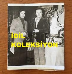 BEYAZ PERDENİN PRENSİ, YEŞİLÇAM'IN YILDIZ OYUNCUSU SALİH GÜNEY'İN ORİJİNAL 3'LÜ FOTOĞRAF SETİ - 18 x 12 cm ve 12 x 10 cm EBADINDA - BIÇAKLANMA OLAYININ 1 YIL SONRASINDA SALİH GÜNEY ve KUZEY VARGIN'IN BARIŞTIĞI ANLARA AİT 2 FARKLI FOTOĞRAF ve 1 GAZETE SAYFASININ ÇEKİLMİŞ FOTOĞRAFI, 1974