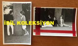 BEYAZ PERDENİN PRENSİ, YEŞİLÇAM'IN YILDIZ OYUNCUSU SALİH GÜNEY'İN ORİJİNAL 2'Lİ FOTOĞRAF SETİ - 18 x 12 cm EBADINDA - SALİH GÜNEY ve DENİZ GÖKÇER'İN AĞACIN ALTINDA ÇEKİLMİŞ 2 FARKLI FOTOĞRAFI, SALİH GÜNEY ve DENİZ GÖKÇER 1971 YILINDA ''AŞK HİKAYESİ'' ADLI FİLMDE BİRLİKTE BAŞROL OYNADILAR