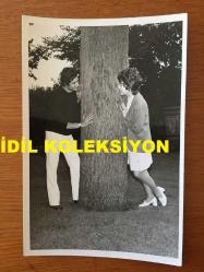 BEYAZ PERDENİN PRENSİ, YEŞİLÇAM'IN YILDIZ OYUNCUSU SALİH GÜNEY'İN ORİJİNAL 2'Lİ FOTOĞRAF SETİ - 18 x 12 cm EBADINDA - SALİH GÜNEY ve DENİZ GÖKÇER'İN AĞACIN ALTINDA ÇEKİLMİŞ 2 FARKLI FOTOĞRAFI, SALİH GÜNEY ve DENİZ GÖKÇER 1971 YILINDA ''AŞK HİKAYESİ'' ADLI FİLMDE BİRLİKTE BAŞROL OYNADILAR