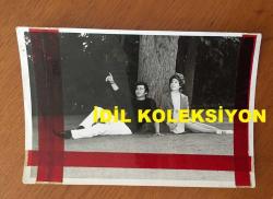 BEYAZ PERDENİN PRENSİ, YEŞİLÇAM'IN YILDIZ OYUNCUSU SALİH GÜNEY'İN ORİJİNAL 2'Lİ FOTOĞRAF SETİ - 18 x 12 cm EBADINDA - SALİH GÜNEY ve DENİZ GÖKÇER'İN AĞACIN ALTINDA ÇEKİLMİŞ 2 FARKLI FOTOĞRAFI, SALİH GÜNEY ve DENİZ GÖKÇER 1971 YILINDA ''AŞK HİKAYESİ'' ADLI FİLMDE BİRLİKTE BAŞROL OYNADILAR