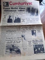 Cumhuriyet Gazetesi - 25 Aralık 1954 - Almanlarla İktisadi Anlaşma Cumhuriyet Başmakale - Fransız Meclisi Alman Silahlanmasını Reddetti - Celal Bayar Üçüncü Ordu Birlikleri Teftiş Etti Fotoğraf - Paris Antlaşmalarının İmzalandığı Gün Fransız Ve Alman Başbakanları Elele Fotoğraf - Atatürk'ün Kızkardeşi Makbule Atadan Hazine Aleyhine Dava Açtı - Bugün Noel- Zeki Müren Cahide Sonkudan 32.000 Lira Tazminat İstiyor - Başvekil Adnan Menderes Bugün İstanbul'da - Kiralar Hakkındaki Yeni Kanun Dün Çıktı - Türk İsrail Ticaret Münasebeti Gelişiyor - Yakacık Sanatoryumu Kapanıyor - Suriye'de Müslüman Kardeşlerin Faaliyeti - Haydarpaşa Limanının İnşaatı İlerliyor - Bizde Zamanın Kıymeti Yazan Burhan Felek - Fenerbahçe Bugün Beykozla Karşılaşıyor - Şeref Stadında Adalet Kasımpaşa Maçı - Demir Maske Filmi Çemberlitaş Sinemasında - Zoraki Diplomat Yazan Yakup Kadri Karaosmanoğlu Yazı Dizisi - Sahte Kahraman Lawrence Derleyen Samih Sami Yazı Dizisi - Tarihe Geçmiş Büyük Aşklar Tristan Ve İzolda
