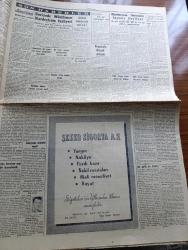 Cumhuriyet Gazetesi - 25 Aralık 1954 - Almanlarla İktisadi Anlaşma Cumhuriyet Başmakale - Fransız Meclisi Alman Silahlanmasını Reddetti - Celal Bayar Üçüncü Ordu Birlikleri Teftiş Etti Fotoğraf - Paris Antlaşmalarının İmzalandığı Gün Fransız Ve Alman Başbakanları Elele Fotoğraf - Atatürk'ün Kızkardeşi Makbule Atadan Hazine Aleyhine Dava Açtı - Bugün Noel- Zeki Müren Cahide Sonkudan 32.000 Lira Tazminat İstiyor - Başvekil Adnan Menderes Bugün İstanbul'da - Kiralar Hakkındaki Yeni Kanun Dün Çıktı - Türk İsrail Ticaret Münasebeti Gelişiyor - Yakacık Sanatoryumu Kapanıyor - Suriye'de Müslüman Kardeşlerin Faaliyeti - Haydarpaşa Limanının İnşaatı İlerliyor - Bizde Zamanın Kıymeti Yazan Burhan Felek - Fenerbahçe Bugün Beykozla Karşılaşıyor - Şeref Stadında Adalet Kasımpaşa Maçı - Demir Maske Filmi Çemberlitaş Sinemasında - Zoraki Diplomat Yazan Yakup Kadri Karaosmanoğlu Yazı Dizisi - Sahte Kahraman Lawrence Derleyen Samih Sami Yazı Dizisi - Tarihe Geçmiş Büyük Aşklar Tristan Ve İzolda