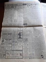 Cumhuriyet Gazetesi - 25 Aralık 1954 - Almanlarla İktisadi Anlaşma Cumhuriyet Başmakale - Fransız Meclisi Alman Silahlanmasını Reddetti - Celal Bayar Üçüncü Ordu Birlikleri Teftiş Etti Fotoğraf - Paris Antlaşmalarının İmzalandığı Gün Fransız Ve Alman Başbakanları Elele Fotoğraf - Atatürk'ün Kızkardeşi Makbule Atadan Hazine Aleyhine Dava Açtı - Bugün Noel- Zeki Müren Cahide Sonkudan 32.000 Lira Tazminat İstiyor - Başvekil Adnan Menderes Bugün İstanbul'da - Kiralar Hakkındaki Yeni Kanun Dün Çıktı - Türk İsrail Ticaret Münasebeti Gelişiyor - Yakacık Sanatoryumu Kapanıyor - Suriye'de Müslüman Kardeşlerin Faaliyeti - Haydarpaşa Limanının İnşaatı İlerliyor - Bizde Zamanın Kıymeti Yazan Burhan Felek - Fenerbahçe Bugün Beykozla Karşılaşıyor - Şeref Stadında Adalet Kasımpaşa Maçı - Demir Maske Filmi Çemberlitaş Sinemasında - Zoraki Diplomat Yazan Yakup Kadri Karaosmanoğlu Yazı Dizisi - Sahte Kahraman Lawrence Derleyen Samih Sami Yazı Dizisi - Tarihe Geçmiş Büyük Aşklar Tristan Ve İzolda
