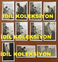BEYAZ PERDENİN PRENSİ, YEŞİLÇAM'IN YILDIZ OYUNCUSU SALİH GÜNEY'İN ORİJİNAL 11'Lİ FOTOĞRAF SETİ - 14 x 9 cm EBADINDA - SALİH GÜNEY BALKONDAN DENİZ MANZARASINI İZLERKEN ve DÜRBÜNLE UZAKLARA BAKARKEN ÇEKİLMİŞ 11 FARKLI KARE, 1970'LER