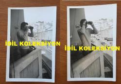 BEYAZ PERDENİN PRENSİ, YEŞİLÇAM'IN YILDIZ OYUNCUSU SALİH GÜNEY'İN ORİJİNAL 11'Lİ FOTOĞRAF SETİ - 14 x 9 cm EBADINDA - SALİH GÜNEY BALKONDAN DENİZ MANZARASINI İZLERKEN ve DÜRBÜNLE UZAKLARA BAKARKEN ÇEKİLMİŞ 11 FARKLI KARE, 1970'LER