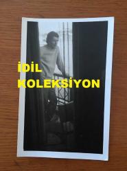 BEYAZ PERDENİN PRENSİ, YEŞİLÇAM'IN YILDIZ OYUNCUSU SALİH GÜNEY'İN ORİJİNAL 11'Lİ FOTOĞRAF SETİ - 14 x 9 cm EBADINDA - SALİH GÜNEY BALKONDAN DENİZ MANZARASINI İZLERKEN ve DÜRBÜNLE UZAKLARA BAKARKEN ÇEKİLMİŞ 11 FARKLI KARE, 1970'LER
