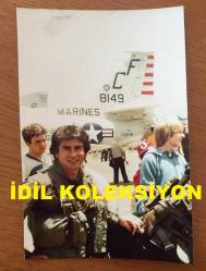 BEYAZ PERDENİN PRENSİ, YEŞİLÇAM'IN YILDIZ OYUNCUSU SALİH GÜNEY'İN ORİJİNAL FOTOĞRAFI - 18 x 12 cm EBADINDA - SALİH GÜNEY, AMERİKA'DAKİ UÇAK SERGİSİNDE PİLOT KOSTÜMÜYLE POZ VERİRKEN, 26 MAYIS 1983