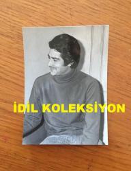BEYAZ PERDENİN PRENSİ, YEŞİLÇAM'IN YILDIZ OYUNCUSU SALİH GÜNEY'İN ORİJİNAL MİNİ BOY FOTOĞRAFI - 7,5 x 5 cm EBADINDA - SALİH GÜNEY YANA DÖNÜP GÜLÜMSERKEN