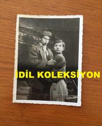 BEYAZ PERDENİN PRENSİ, YEŞİLÇAM'IN YILDIZ OYUNCUSU SALİH GÜNEY'İN ORİJİNAL MİNİ BOY FOTOĞRAFI - 8 x 6 cm EBADINDA - SALİH GÜNEY BİR FİLMDE KÖYLÜ KOSTÜMÜYLE