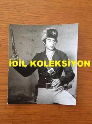 BEYAZ PERDENİN PRENSİ, YEŞİLÇAM'IN YILDIZ OYUNCUSU SALİH GÜNEY'İN ORİJİNAL MİNİ BOY FOTOĞRAFI - 8 x 6 cm EBADINDA - SALİH GÜNEY BİR FİLMDE TABANCA TUTARKEN