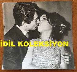 BEYAZ PERDENİN PRENSİ, YEŞİLÇAM'IN YILDIZ OYUNCUSU SALİH GÜNEY'İN ORİJİNAL BÜYÜK BOY FOTOĞRAFI - 19 x 18 cm EBADINDA - SALİH GÜNEY İLK EŞİ ZEYNEP TEDÜ'YÜ ÖPERKEN ÇEKİLMİŞ ÇOK ÖZEL BİR KARE, 1960'LAR