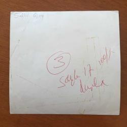 BEYAZ PERDENİN PRENSİ, YEŞİLÇAM'IN YILDIZ OYUNCUSU SALİH GÜNEY'İN ORİJİNAL BÜYÜK BOY FOTOĞRAFI - 19 x 18 cm EBADINDA - SALİH GÜNEY İLK EŞİ ZEYNEP TEDÜ'YÜ ÖPERKEN ÇEKİLMİŞ ÇOK ÖZEL BİR KARE, 1960'LAR