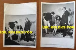 BEYAZ PERDENİN PRENSİ, YEŞİLÇAM'IN YILDIZ OYUNCUSU SALİH GÜNEY'İN ORİJİNAL BÜYÜK BOY 2'Lİ FOTOĞRAF SETİ - 24 x 18 cm EBADINDA - SALİH GÜNEY, ZEYNEP AKSU ve FERİDUN ÇÖLGEÇEN BİR FİLM SAHNESİNDE AYNI KAREDELER, 2 FARKLI FOTOĞRAF