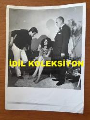 BEYAZ PERDENİN PRENSİ, YEŞİLÇAM'IN YILDIZ OYUNCUSU SALİH GÜNEY'İN ORİJİNAL BÜYÜK BOY 2'Lİ FOTOĞRAF SETİ - 24 x 18 cm EBADINDA - SALİH GÜNEY, ZEYNEP AKSU ve FERİDUN ÇÖLGEÇEN BİR FİLM SAHNESİNDE AYNI KAREDELER, 2 FARKLI FOTOĞRAF