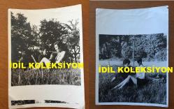 BEYAZ PERDENİN PRENSİ, YEŞİLÇAM'IN YILDIZ OYUNCUSU SALİH GÜNEY'İN ORİJİNAL BÜYÜK BOY 2'Lİ FOTOĞRAF SETİ - 24 x 18 cm EBADINDA - SALİH GÜNEY ÇİMLERDE AĞAÇLARIN ALTINDA GENÇ BİR KIZLA OTURURKEN ÇEKİLMİŞ 2 FARKLI KARE