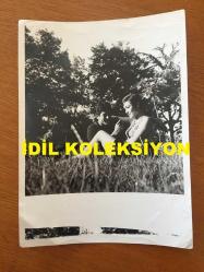 BEYAZ PERDENİN PRENSİ, YEŞİLÇAM'IN YILDIZ OYUNCUSU SALİH GÜNEY'İN ORİJİNAL BÜYÜK BOY 2'Lİ FOTOĞRAF SETİ - 24 x 18 cm EBADINDA - SALİH GÜNEY ÇİMLERDE AĞAÇLARIN ALTINDA GENÇ BİR KIZLA OTURURKEN ÇEKİLMİŞ 2 FARKLI KARE