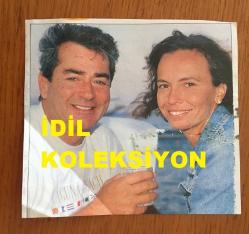 Efemera - BEYAZ PERDENİN PRENSİ, YEŞİLÇAM'IN YILDIZ OYUNCUSU SALİH GÜNEY'İN DERGİDEN KESİLME FOTOĞRAFI - 12 x 11 cm EBADINDA - SALİH GÜNEY ve EMEL TANIŞ AYNI KAREDE, 29 AĞUSTOS 1997 - kitantik - kitaLog