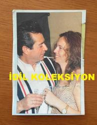 BEYAZ PERDENİN PRENSİ, YEŞİLÇAM'IN YILDIZ OYUNCUSU SALİH GÜNEY'İN DERGİDEN KESİLME FOTOĞRAFI - 13 x 9 cm EBADINDA - SALİH GÜNEY ve EMEL TANIŞ AYNI KAREDE, 3 NİSAN 1997