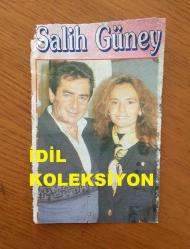 BEYAZ PERDENİN PRENSİ, YEŞİLÇAM'IN YILDIZ OYUNCUSU SALİH GÜNEY'İN DERGİDEN KESİLME FOTOĞRAFI - 11 x 7 cm EBADINDA - SALİH GÜNEY ve EMEL TANIŞ AYNI KAREDE, 3 NİSAN 1997