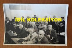 YEŞİLÇAM'IN EFSANESİ HULUSİ KENTMEN'İN ORİJİNAL FOTOĞRAFI - 18 x 12 cm EBADINDA - HULUSİ KENTMEN ASTSUBAYLARLA İLGİLİ BİR ETKİNLİKTE SIRADAKİ YERİNİ ALIP KONUŞMACIYI DİNLERKEN ÇEKİLMİŞ BİR KARE