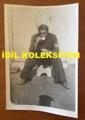 YEŞİLÇAM'IN EFSANESİ HULUSİ KENTMEN'İN ORİJİNAL FOTOĞRAFI - 18 x 12 cm EBADINDA - HULUSİ KENTMEN ASTSUBAY OLDUĞU YILLARDA ASKERİ ÜNİFORMASIYLA TABUREYE OTURUP KAHVE İÇERKEN ÇEKİLMİŞ BİR KARE