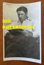 YEŞİLÇAM'IN EFSANESİ HULUSİ KENTMEN'İN ORİJİNAL FOTOĞRAFI - 18 x 12 cm EBADINDA - HULUSİ KENTMEN GENÇLİK YILLARINDA GAZETE OKURKEN ÇEKİLMİŞ BİR KARE