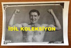 YEŞİLÇAM'IN EFSANESİ HULUSİ KENTMEN'İN ORİJİNAL FOTOĞRAFI - 18 x 12 cm EBADINDA - HULUSİ KENTMEN GENÇLİK YILLARINDA ÜSTSÜZ BİR ŞEKİLDE KOLLARINI KALDIRIP GÜÇ GÖSTERİRKEN ÇEKİLMİŞ BİR KARE