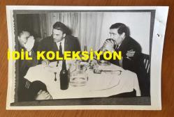 YEŞİLÇAM'IN EFSANESİ HULUSİ KENTMEN'İN ORİJİNAL FOTOĞRAFI - 18 x 12 cm EBADINDA - HULUSİ KENTMEN ASTSUBAY ÜNİFORMASIYLA YEMEK MASASINDA ARKADAŞLARIYLA BİRLİKTEYKEN ÇEKİLMİŞ BİR KARE