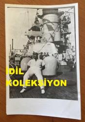YEŞİLÇAM'IN EFSANESİ HULUSİ KENTMEN'İN ORİJİNAL FOTOĞRAFI - 18 x 12 cm EBADINDA - HULUSİ KENTMEN ASTSUBAY OLDUĞU YILLARDA ASKERİ GEMİDE OTURURKEN ÇEKİLMİŞ BİR KARE