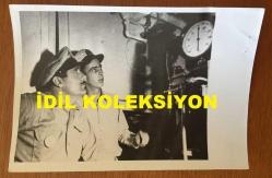 YEŞİLÇAM'IN EFSANESİ HULUSİ KENTMEN'İN ORİJİNAL FOTOĞRAFI - 18 x 12 cm EBADINDA - HULUSİ KENTMEN ASTSUBAY OLDUĞU YILLARDA ASKERİ GEMİDE ARKADAŞIYLA GÖSTERGEYE BAKARKEN ÇEKİLMİŞ BİR KARE
