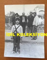 YEŞİLÇAM'IN EFSANESİ HULUSİ KENTMEN'İN ORİJİNAL BÜYÜK BOY FOTOĞRAFI - 24 x 18 cm EBADINDA - ''AFACAN (1970)'' ADLI FİLMDE HULUSİ KENTMEN, SADRİ ALIŞIK, ASIM NİPTON ve MENDERES UTKU AYNI KAREDE