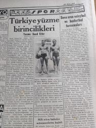 Cumhuriyet Gazetesi - 24 Ekim 1950 - Muallim davası Cumhuriyet Başmakale - Demokrat Parti istişari Kongresi sona erdi - Kore'deki Savaş birliğimiz şimdilik cenupta kalıyor - Türk askeri heyeti azaları cephede fotoğraf - Birleşmiş Milletler'in 5.  yıldönümü - Yüksek Öğretmen Okulu dün törenle açıldı - sayın neticeleri iki üç güne kadar ilan edilecek - Atina'da  açılan Türk ressamları sergisi fotoğraf - yeni Sovyet başkonsolosluğu Petrov Vali Fahrettin Kerim Gökay'ı ziyaret etti - karanlık oda yazan Peride Celal yazı dizisi - Batı Almanya'nın silahlandırılması - zümrelerin galebesi yazan Burhan Felek - hep o masal yazan Kemal Ragıp enson yazı dizisi - Türkiye yüzme birincilikleri yazan Suat Erler  - Türkiye yüzme şampiyonlarından Haldun İşmen Ve Süha Erler Fotoğraf -şehzadebaşı'nda yeni modern Turan sineması - Kahraman Yahudi Yıldız ve İnci sinemalarında - Türk Mısır milli maçını radyo verecek - 1950 1951 Yunus Nadi Mükafatı Milli Mücadeleye Ait Bir Hatıra Rahime Onbaşı