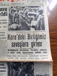 Cumhuriyet Gazetesi - 28 Ekim 1950 - siyasi hayatiyet Cumhuriyet başmakale - memleketimizin nüfusu 20,902,628 'e Yükseldi - Kore'deki birliğimiz savaşlara giriyor - birliğimiz Kore'de Pusan limanına ayak basarken fotoğraf - Kore'deki birliğimizi karşılayanlardan Kore komisyonu delegemiz Dr Kamil İdil Fotoğraf - Türk Amerikan dostluğu - Şehir Meclisi ilk çalışma devresini Dün İkmal etti - bugün karşılaşacak olan Türk Mısır milli takımları Atina'da yaptıkları maçtan evvel fotoğraf - İstanbul'da Cumhuriyet bayramı hazırlıkları fotoğraf - Muammer Karaca opereti maksim'de - tiyatromuzun ana davaları yazan Reşat Nuri Güntekin - Madde 103 yazan A. Adnan Adıvar - karanlık oda yazan Peride Celal yazı dizisi - Hindistan Tibet'in işgalini protesto etti - iki gencin ziyareti yazan Burhan Felek - hep o masal yazan Kemal Ragıp Enson yazı dizisi - polis prevantoryumu dün açıldı fotoğraf - milletlerarası basketbol karşılaşmaları - İstanbul Belediyesi Şehir Tiyatroları Dram Kısmında Don Juan