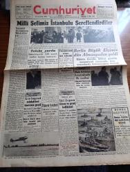 Cumhuriyet Gazetesi - 21 Mart 1942 - yarınki Avrupa'nın müşkülatı Cumhuriyet Başmakale - milli şefimiz İsmet İnönü İstanbul'u şereflendirdiler - Milli Şef İsmet İnönü'nün İstanbul'u teşriflerinden intibalar fotoğraflar - Şehzadebaşı'nda bin yataklı talebe yurdunun inşasına başlanıyor - Berlin büyükelçimiz Hüsrev Gerede Dün Almanya'dan geldi - Tas ajansının uzun bir tekstili İran Azerbaycanının ilhakı Rus kıtalarının Cenuba yürüdükleri yalan - şark cephesi harekatı leningrad müdafileri taarruza geçti - Japon harp tebliği İtalya'ya göre iki Japon filosu ve gemi kafileleri asker ihraç etmek üzereler - Japon donanmasından toplu manzaralar - Kızıl bir Alman tayyaresi karlı ovaya İniş yapmak üzere fotoğraf - İbrahim Özgür Süreyya salonlarındaki danslı çay matinelerinde - yıkılan yuva filmi Taksim sinemasında - çoban mehmet'le Mustafa profesyonel olurlarsa sıkılmamalıyız yazan Eşref Şefik - küçük hikaye hırsızların peşinde yazan Peride Celal - Türk coğrafya Kurumu tesis edildi - Anıtkabir