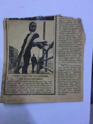 MAHİR ÇAYAN'IN EŞİ GÜLTEN ÇAYAN'IN GAZETEDEN KESİLME FOTOĞRAFI - 17 x 15 cm EBADINDA - GÜLTEN ÇAYAN (GÜLTEN SAVAŞÇI) KAFETERYADA SOHBET EDERKEN